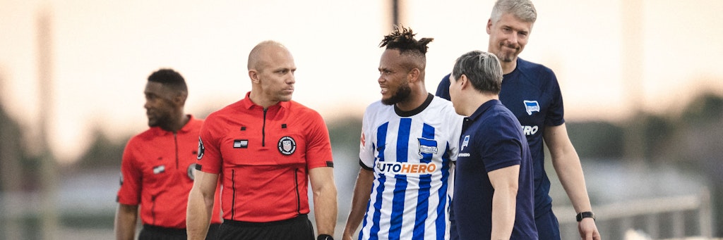 Schmerzverzerrtes Gesicht! Herthas Chidera Ejuke (3.v.l.) wurde beim 7:1 gegen The Villages FC noch behandelt, musste dann aber ausgewechselt werden. 