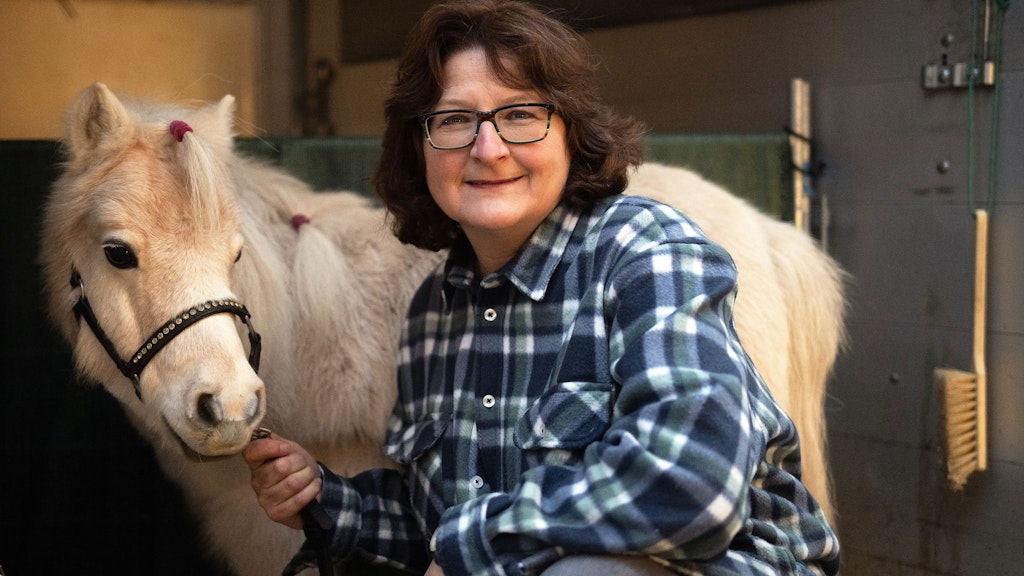 Andrea Tigges-Angelidis neben ihrem Shetland-Pony Toffee.