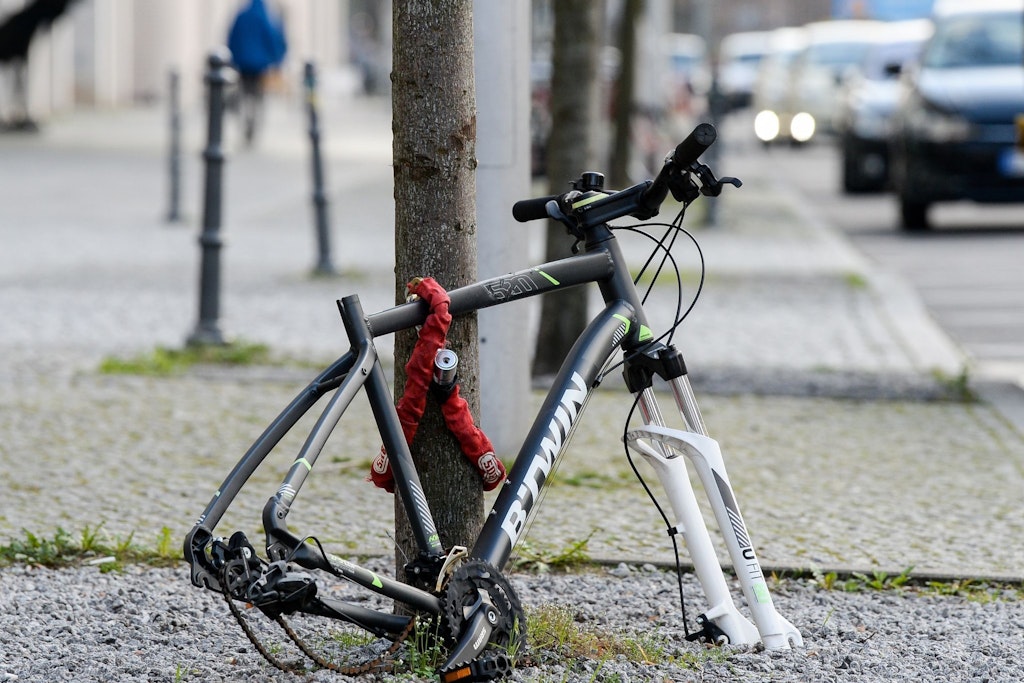 Typische Straßenszene in Berlin: Von diesem angeketteten Fahrrad ist nicht mehr viel übrig geblieben.