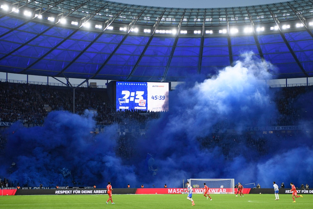 So heftig rauchte es bei Herthas Heimspiel gegen den FC Bayern im Olympiastadion.