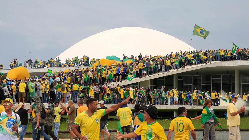 Eine gelb-grüne Invasion des Parlamentsgebäudes in Brasilia. Viele Randalierer trugen Trikots der Fußball-Nationalmannschaft in den Landesfarben.