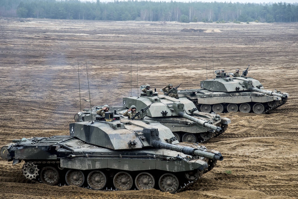 Britische Panzer des Typs Challenger 2 bei einer Übung (Archivbild). Großbritannien prüft eine Lieferung von zehn Stück an die Ukraine.
