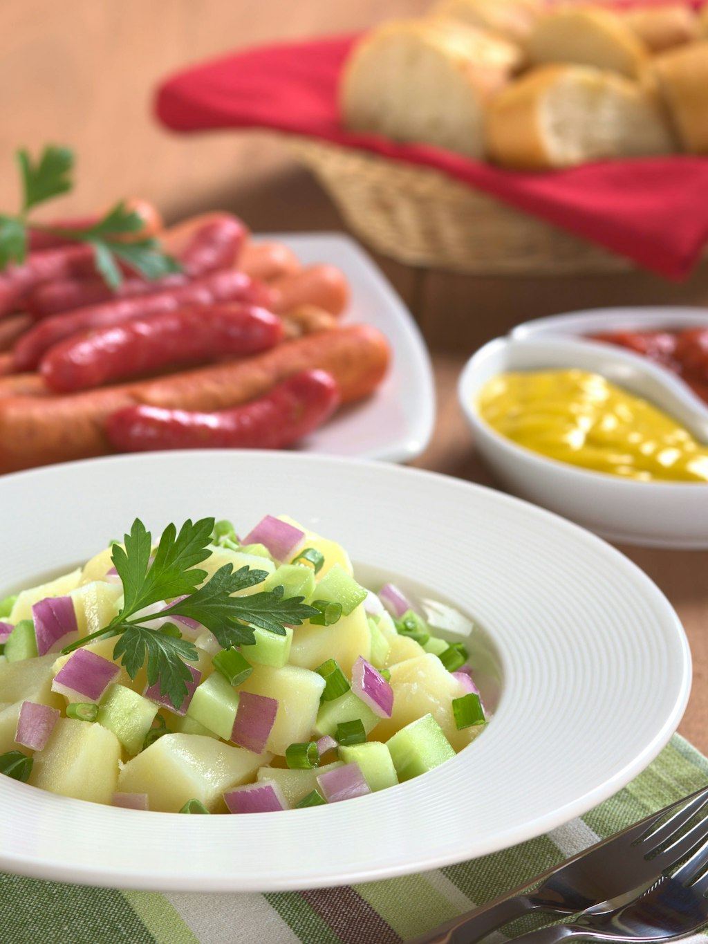 Der Kartoffelsalat schmeckt nach diesem Rezept auch als Beilage zum Fleisch super.