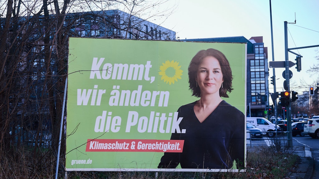 Da staunten die Wähler: Am 3. Januar stand ein Plakat mit Außenministerin Annalena Baerbock an einer Kreuzung in Dahlem. Zur Wahl steht Baerbock beim Urnengang zum Abgeordnetenhaus allerdings nicht. Es war eine alte Tafel, sie wurde aus Versehen aufgestellt. 