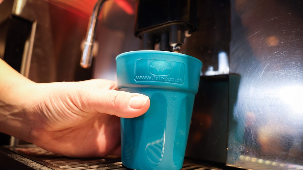 Was bei Kaffee geht, muss auch bei Speisen möglich sein. Ein wieder verwendbarer Getränkebecher wird mit Kaffee befüllt. 