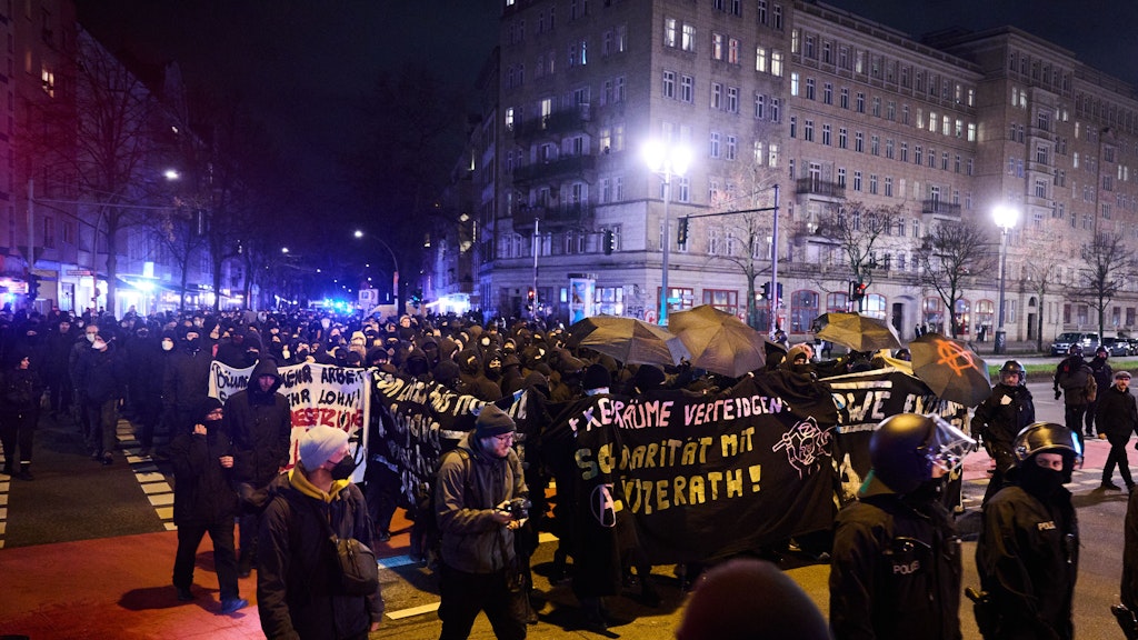 Vielfach vermummte Demonstranten protestierten am Montagabend in Berlin-Friedrichshain unter anderem in der Rigaer Straße und auf der Frankfurter Allee gegen den Abriss von Lützerath.