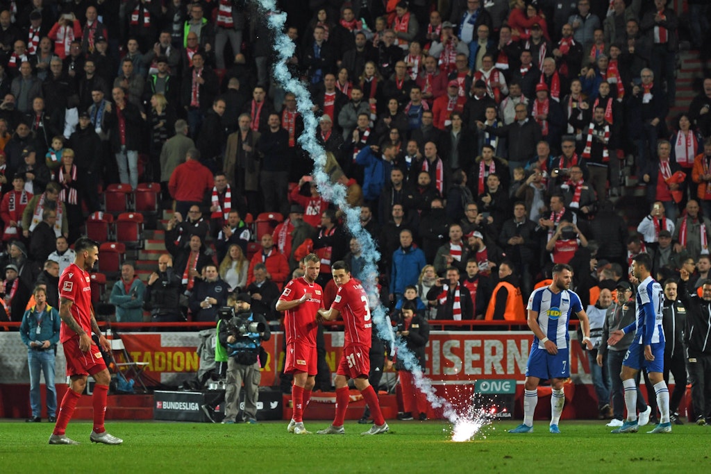 2019, beim ersten Bundesliga-Derby zwischen dem 1. FC Union und Hertha BSC, sorgten einige Fans mit Raketen fast für einen Spielabbruch.