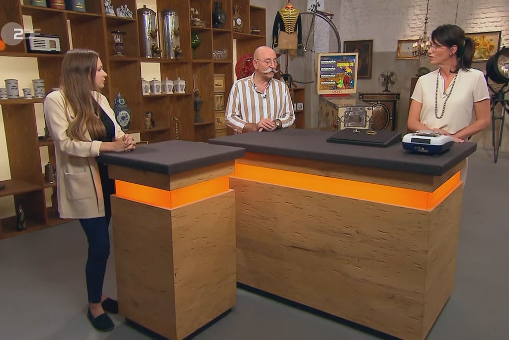 Kandidatin MAgdalena mit Bares für Rares-Moderator Horst Lichter und Schmuck-Fachfrau Heide Rezepa-Zabel bei der Expertise.