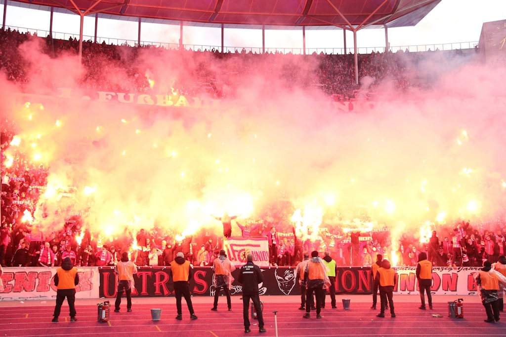 Einen Teil der 218.000 Euro, die der 1. FC Union in der Saison 2021/22 aufgebrummt bekam, gab es für die Zündelei im Derby bei Hertha BSC.