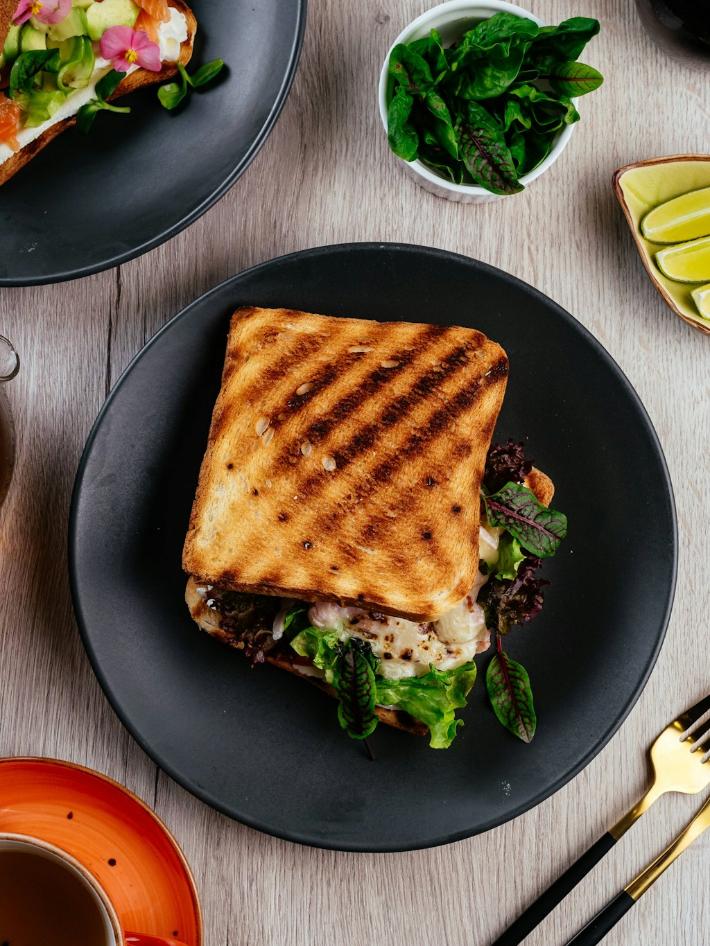 Feldsalat gibt dem Sandwich eine leicht bittere Note.