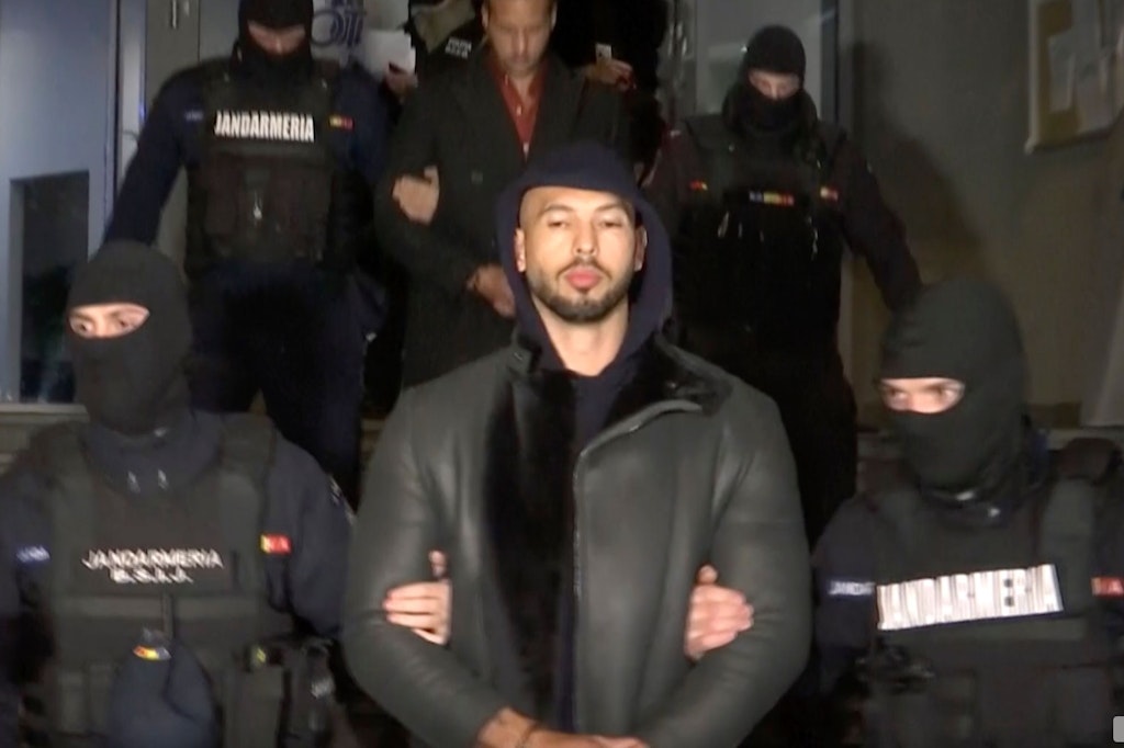 Andrew Tate (m.) bei seiner Festnahme durch die rumänische Polizei Ende Dezember vergangenen Jahres. 