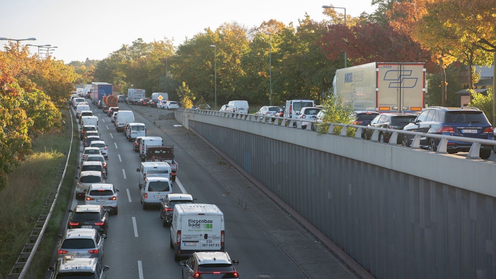 Nichts geht mehr auf der Stadtautobahn: Klima-Kleber haben hier den Verkehr zum Erliegen gebracht.