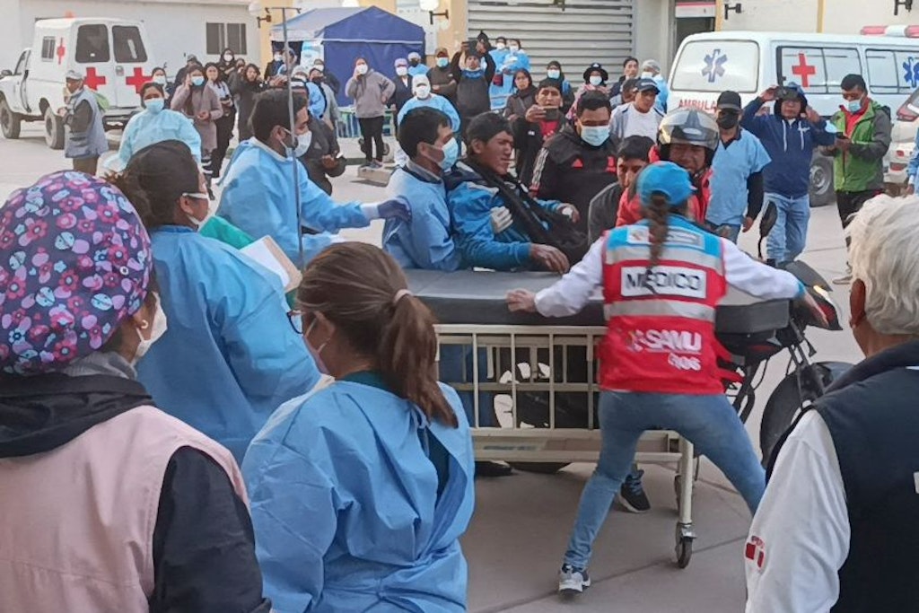 Ein verwundeter Teilnehmer einer Demo in der peruanischen Stadt Juliaca wird in ein Krankenhaus eingeliefert.