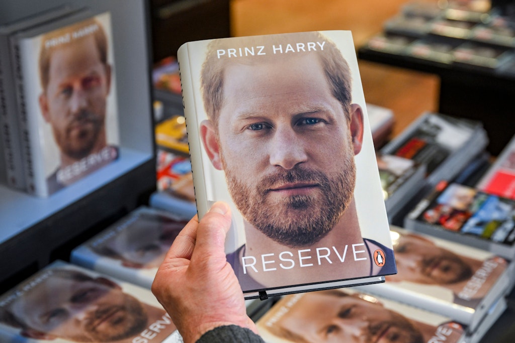 Auch in Deutschland ist die Biografie von Prinz Harry in den Buchläden - hier im Kulturkaufhaus Dussmann in Berlin.