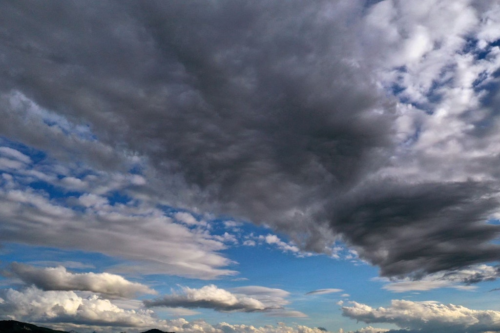 Immer wieder ziehen Wolken auf: Der Winter versucht einen neuen Anlauf.