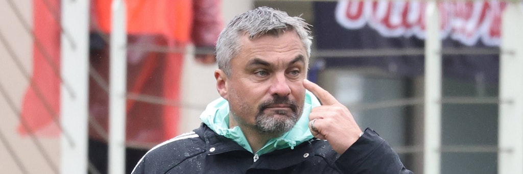 Thomas Reis zeig es an: Schalkes Trainer hat Hertha BSC im Kampf um den Klassenerhalt im Auge. 