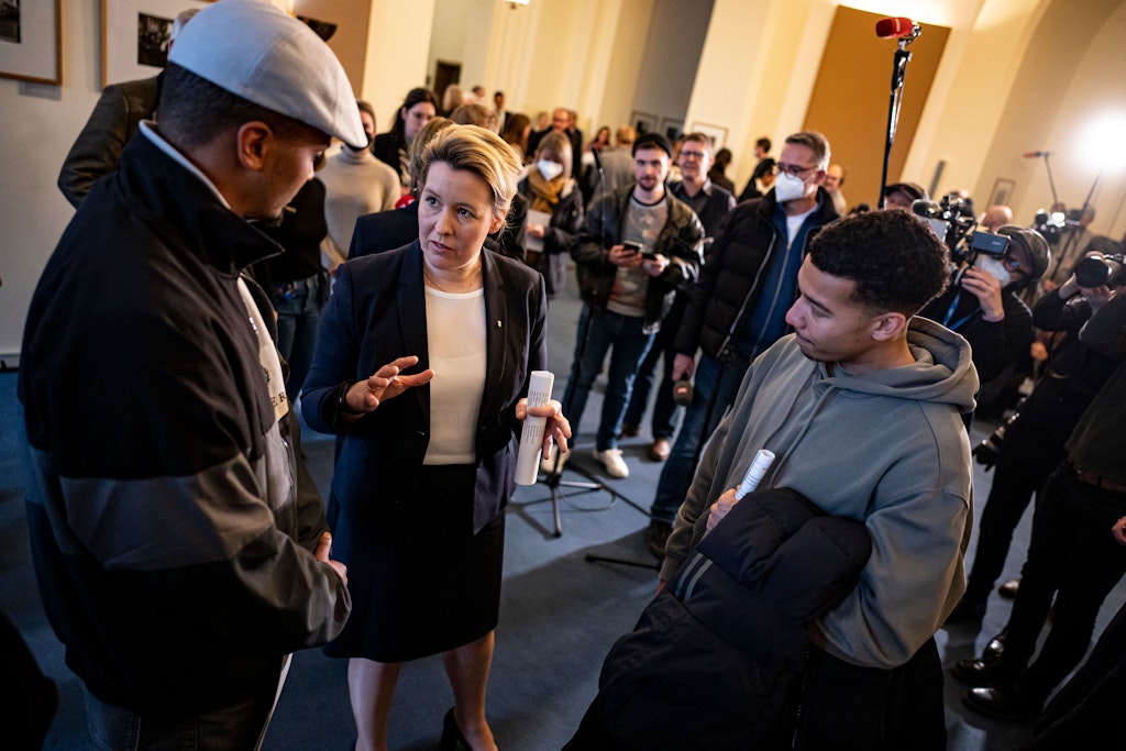 Die Regierende Bürgermeisterin Franziska Giffey spricht nach dem Treffen noch einmal mit Sozialarbeitern.