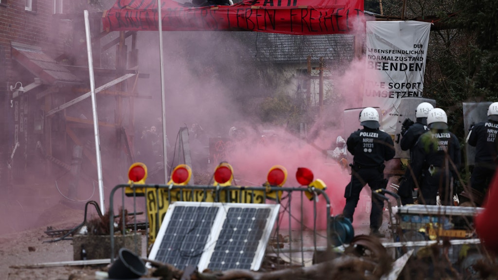 Mit Molotowcocktails und Feuerwerkskörpern setzten sich die Aktivisten gegen die anrückende Polizei zur Wehr.