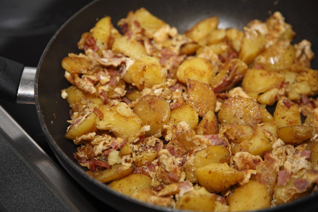 Hoppel Poppel erinnert an das klassische Bauernfrühstück - das Rezept ist sparsam und genial!