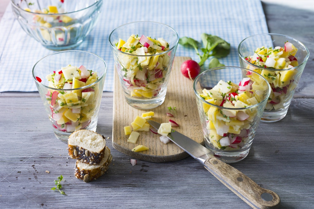 Dieser leckere Käsesalat ist schnell gemacht - und passt immer, ob zum Abendbrot, zum Grillen oder einfach so.