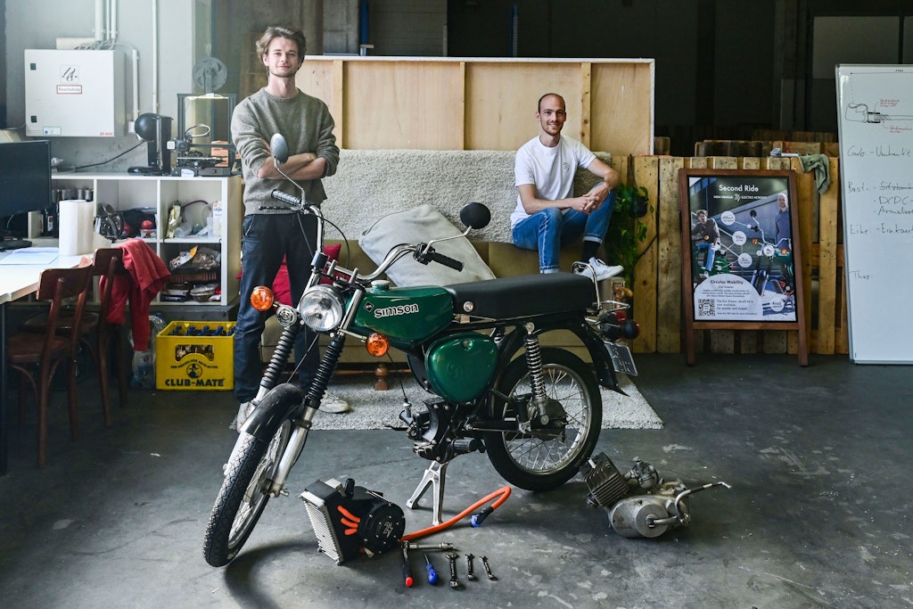 Berliner Gründer sind findig, so wie Sebastian Marten (r.) und Carlo Schmid, die Simson-Mopeds in ihrer Firma „Second Ride“ zu Elektrofahrzeugen umbauen. Start-ups benötigen aber häufig eine Anschubfinanzierung.