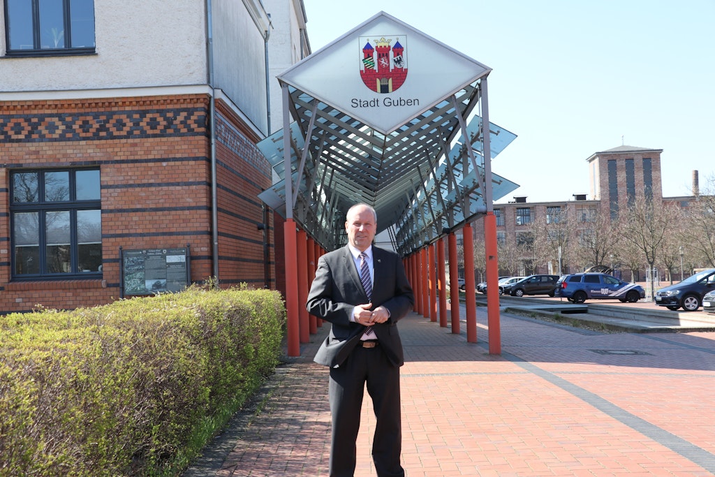Gubens Bürgermeister Fred Mahro (CDU) vor dem Rathaus (Archivbild).