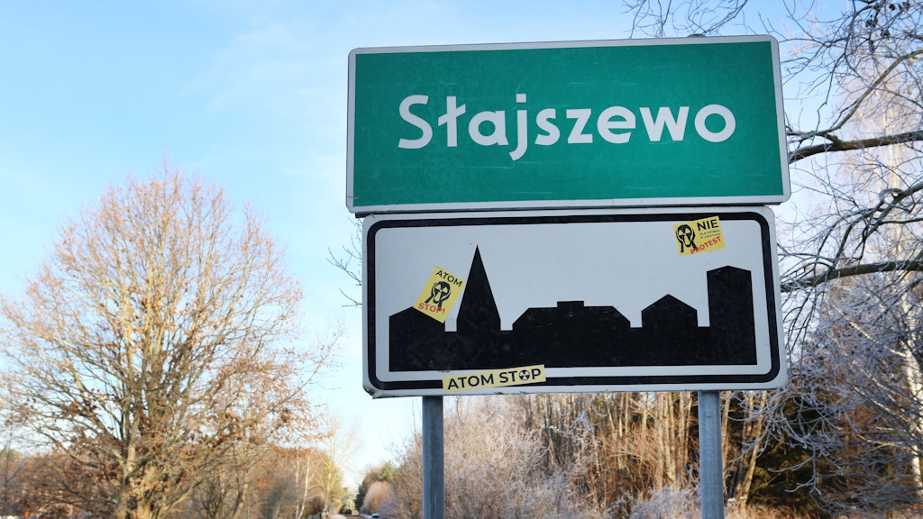 Aufkleber mit der Aufschrift «Nein zum Atom» und «Atom Stop» kleben am Orteingangschild des polnischen Dorfs Slajszewo. 