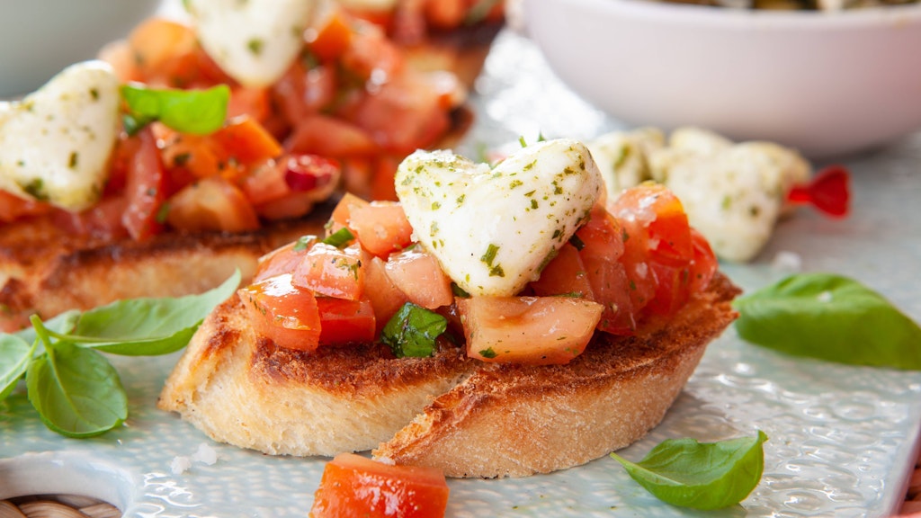 Aus dem Tomatensalat lässt sich auch ein improvisiertes Bruschetta zaubern - wie es geht, lesen Sie im Rezept.
