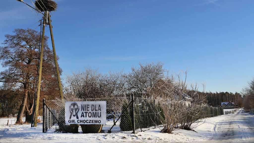 Ein Plakat vor einem Haus im polnischen Dorf Slajszewo mit der Aufschrift „Nein zum Atom“.