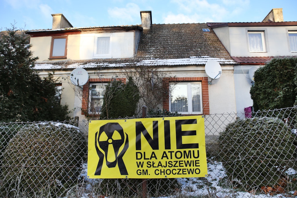 Ein Plakat mit der Aufschrift „Nein zum Atom“ vor einem Haus in der Nähe des polnischen Dorfs Slajszewo.