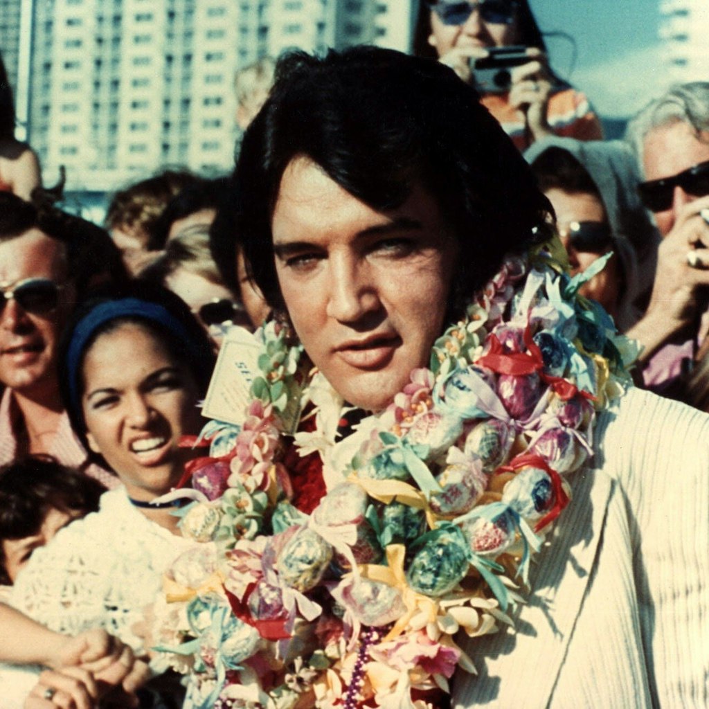 Elvis Presley bei seiner Ankunft auf Hawaii.