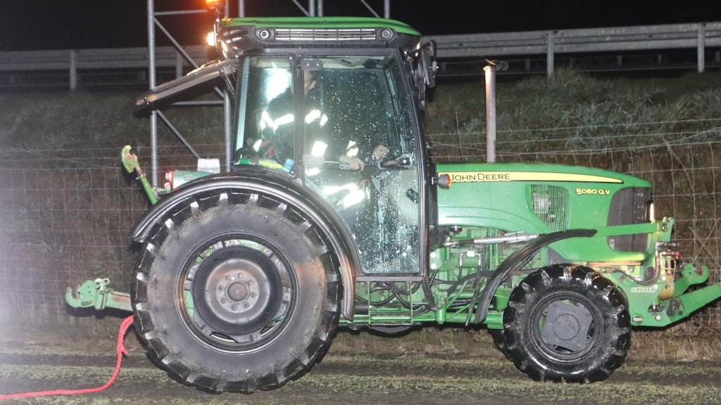 Job erledigt: Der Trecker, der den Funkwagen befreite.