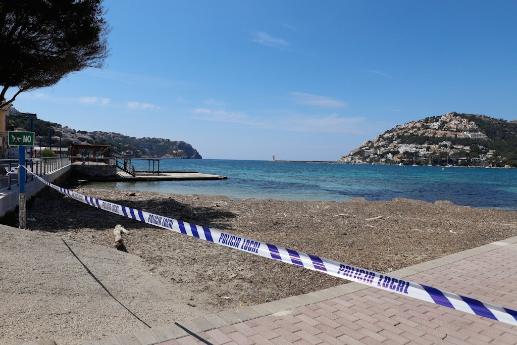 Ein gesperrter Strand auf Mallorca – die Corona-Pandemie hat so manche Badefreuden verhagelt.