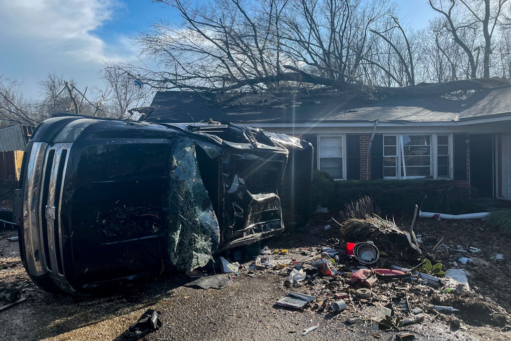 Ein zerstörtes Auto liegt vor der Front eines Hauses in der Stadt Selma (Alabama). 
