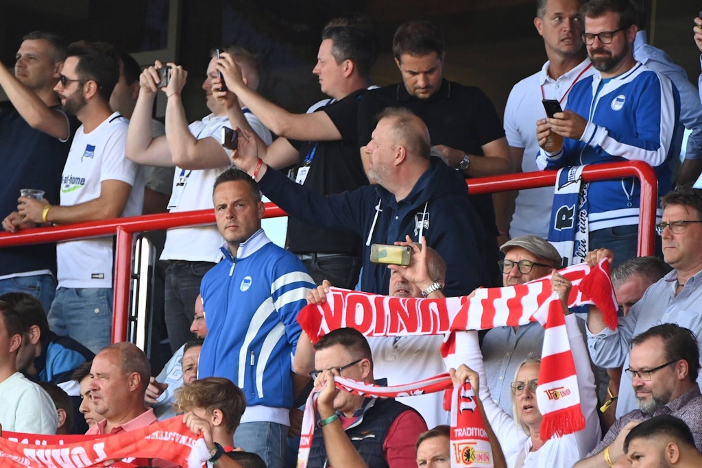 Sein erstes Derby als Hertha-Präsident erlebte Kay Bernstein (M.) am ersten Spieltag dieser Saison in Köpenick. Der 1. FC Union gewann 3:1.