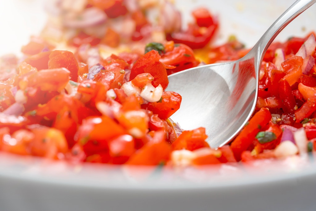 Der frische Tomatensalat schmeckt einfach wunderbar - und das Rezept setzt auf einfache und günstige Zutaten.