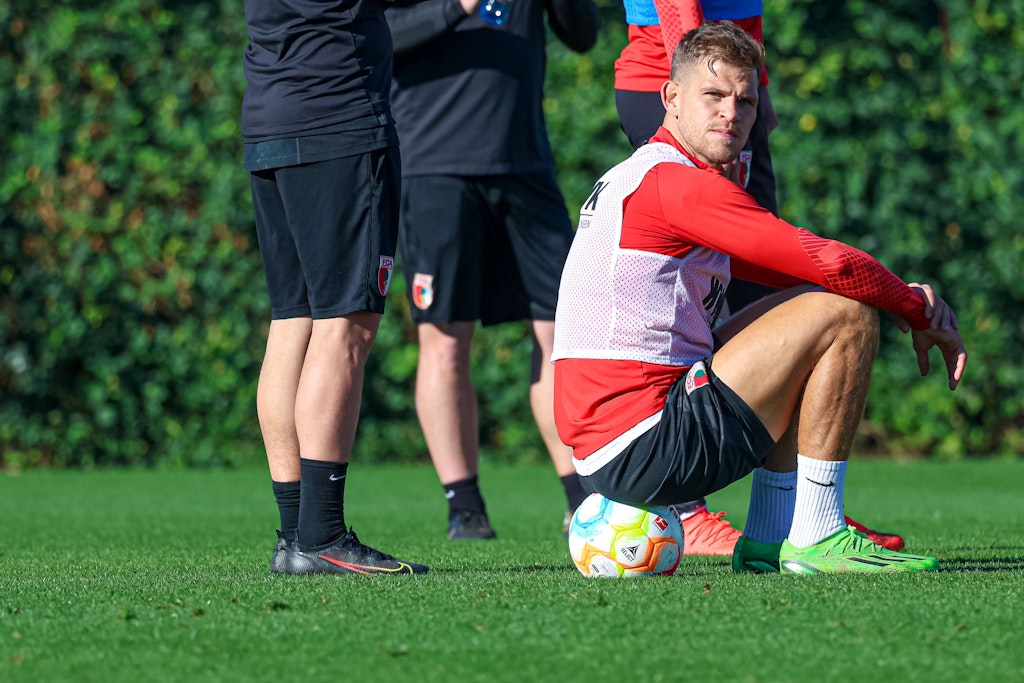 Ließ ein Interview platzen, sich sonst aber nichts vom Tauziehen zwischen Hertha und Augsburg anmerken: Stürmer Florian Niederlechner (32).