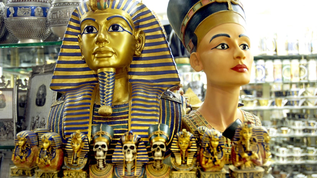Nofretete als Souvenirs in einem Flughafen-Shop in Hurghada (Ägypten): Immer wieder wird aus dem Heimatland der Büste die Rückgabe gefordert.