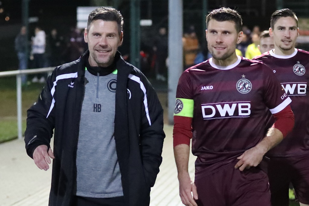Wenn der Vater mit dem Sohne ... Vor dem Kick stimmte der Hausfrieden noch bei Familie Brandt. Links Papa Kai, rechts BFC-Kapitän Niklas. 