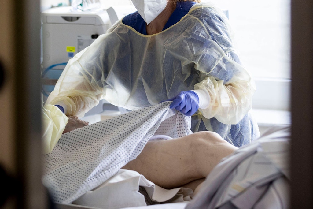 Patienten werden in einem Krankenhaus gepflegt.
