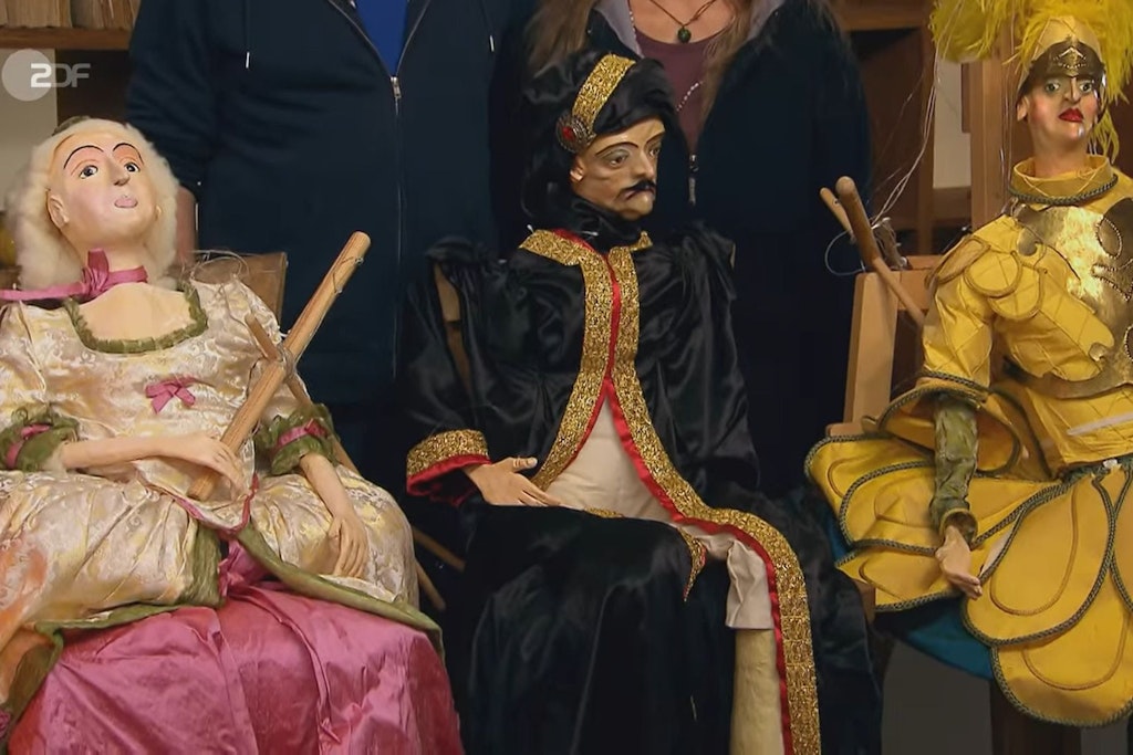 Etwas missmutig schauen die Puppen drein. Einen Händler schreckt das nicht ab.