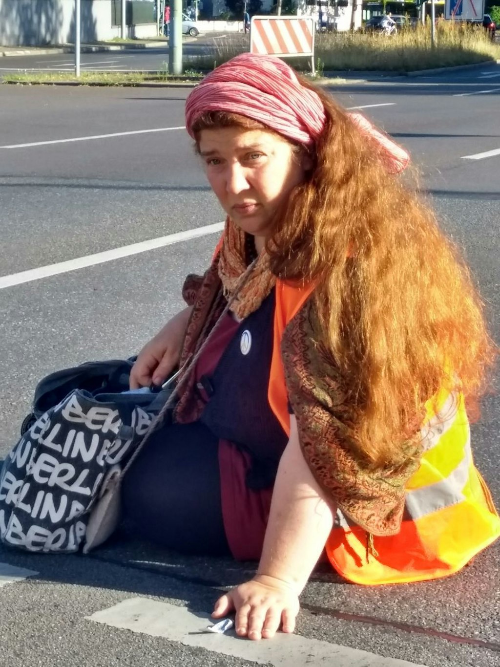 Hier blockiert Klima-Kleberin Sonja Manderbach am 11. Juli 2022 eine Autobahnauffahrt zur A100.
