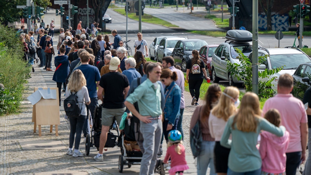 Wie hier vor den Wahllokalen im Tiergarten-Gymnasium in der Altonaer Straße standen am Wahltag 2021 viele Wähler stundenlang an - viele wählten deshalb erst nach 18 Uhr.