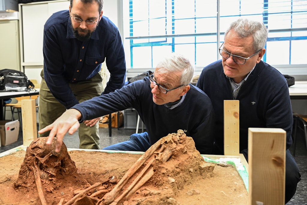 Die Wissenschaftler Andreas Kotula (von links), Thomas Terberger und Franz Schopper erklären Besonderheiten am Skelett vom Weinberg bei Groß Fredenwalde.
