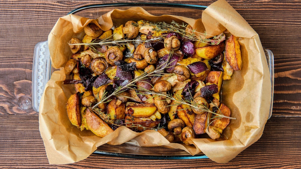 Rezept für leckere Gemüsepfanne aus dem Ofen: Diese Kartoffel-Pilz-Pfanne ist einfach und genial!