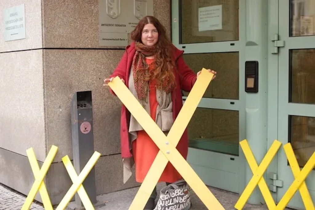 Sonja Manderbach vor dem Amtsgericht Tiergarten