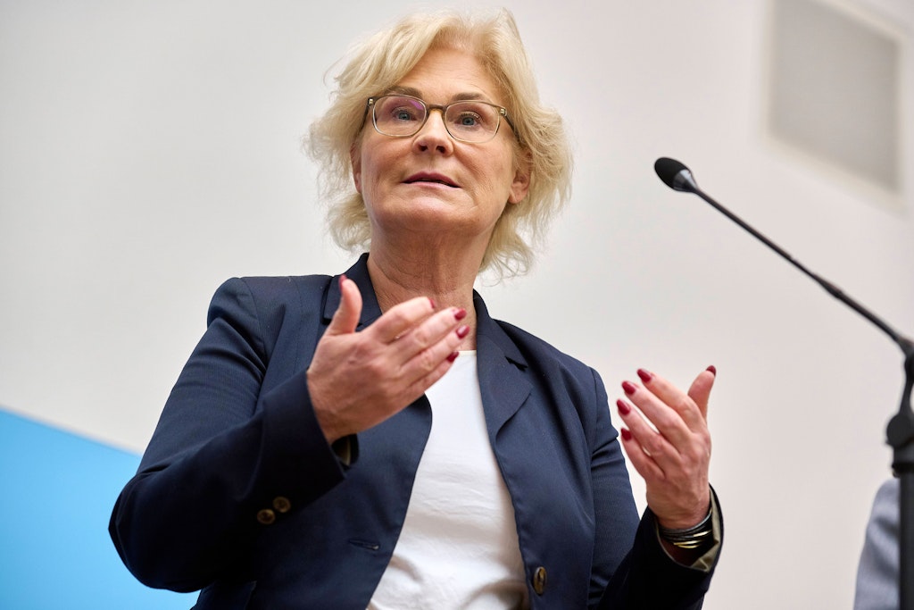 Verteidigungsministerin Christine Lambrecht. Einem unbestätigten Zeitungsbericht zufolge will die SPD-Politikerin von ihrem Amt zurücktreten. 
