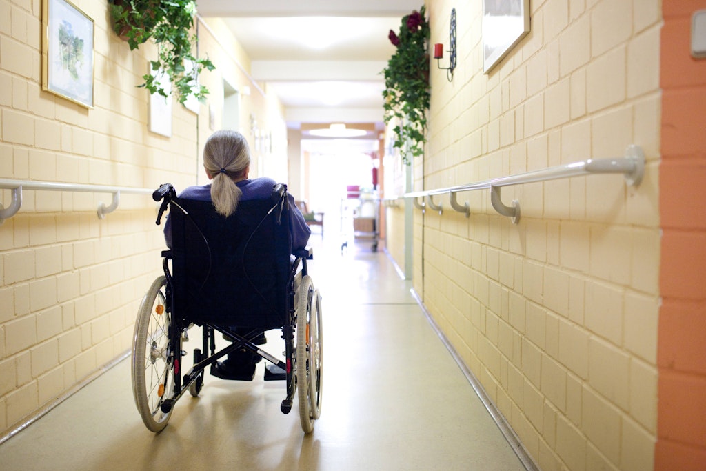 Eine Seniorin im Pflegeheim – in Hessen verlieren jetzt mehr als 100 Senioren ihr Zuhause, weil ihre Einrichtung schließen muss. 