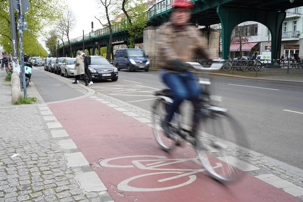 Radfahrer sind auf dem Radweg der Schönhauser Allee unterwegs. Ab 2023 soll der Radstreifen auf einer Länge von rund siebenhundert Metern zwischen der Eberswalder/Danziger Straße und Gleimstraße/Stargarder Straße beidseitig jeweils auf der rechten Spur, wo bislang überwiegend Autos parken, auf 2,50 Meter verbreitert werden.