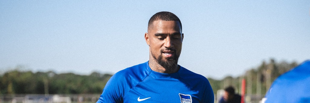 Herthas Leitwolf Kevin-Prince Boateng lockert das Training mit Sprüchen auf.